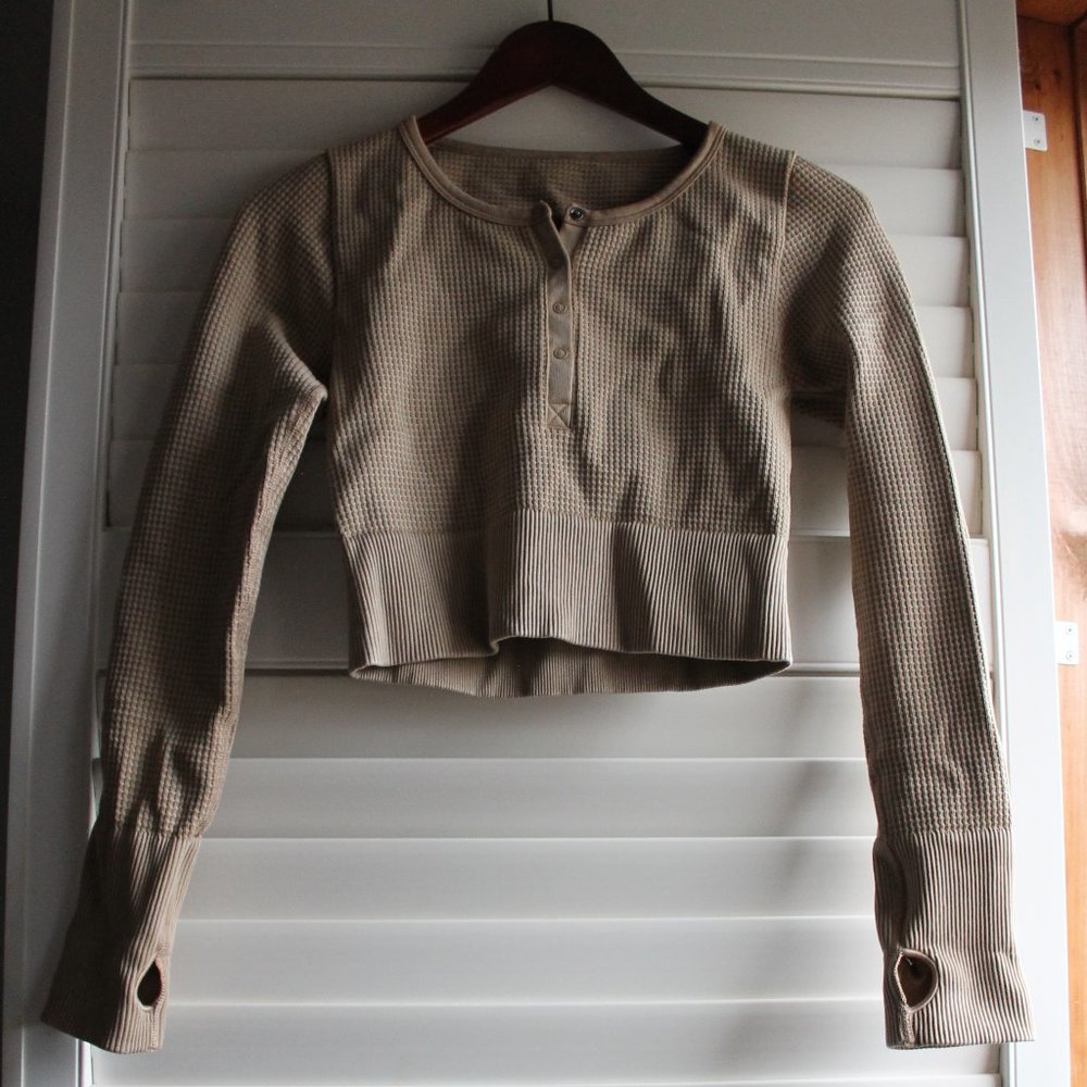 Aerie OFFLINE Main Squeeze Seamless Waffle Cropped Henley T-Shirt